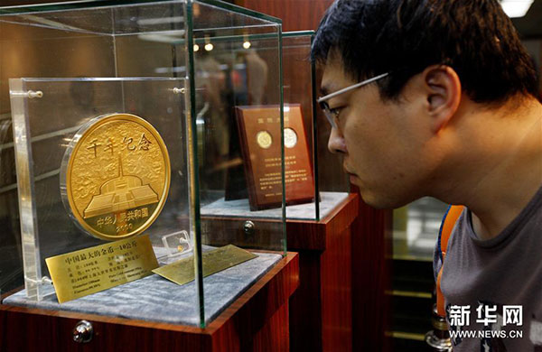 近日，由中國人民銀行貨幣金銀局主辦、中國印鈔造幣總公司承辦的“國幣之尊藝術之美”——人民幣硬幣發(fā)行60周年全國巡展在上海圖書館舉行，展示了自1957年12月1日正式發(fā)行人民幣硬幣起，已經(jīng)發(fā)行的4套流通硬幣、96個品種108枚普通紀念幣和2000余種貴金屬紀念幣。