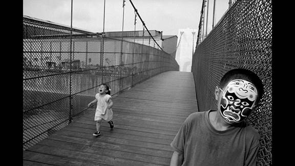 說明: Macintosh HD:Users:chendong:Desktop:張乾琦 工作坊:工作坊:官方作品:中文圖說:不存在的戰(zhàn)爭(zhēng):6. 張乾琦，“不存在的戰(zhàn)爭(zhēng)”視頻截圖，2017.jpg