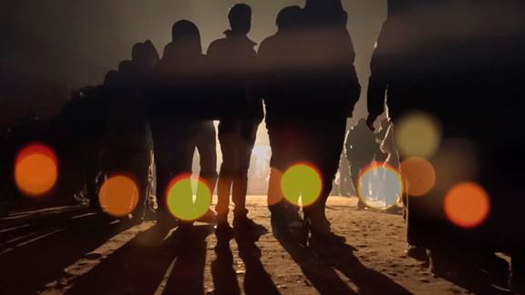 說明: Macintosh HD:Users:chendong:Desktop:張乾琦 工作坊:工作坊:官方作品:中文圖說:AZMA:5. 張乾琦，“AZMA”視頻截圖，2017 .jpg