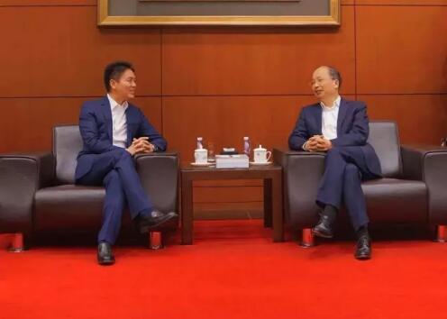 中國工商銀行董事長(zhǎng)易會(huì)滿和京東集團(tuán)董事局主席兼首席執(zhí)行官劉強(qiáng)東見證了雙方合作協(xié)議的簽署。 