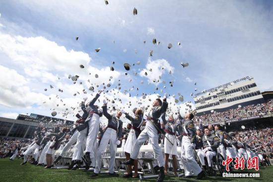 玩轉各國高校畢業(yè)典禮：日本Cosplay 耶魯帽子盛會