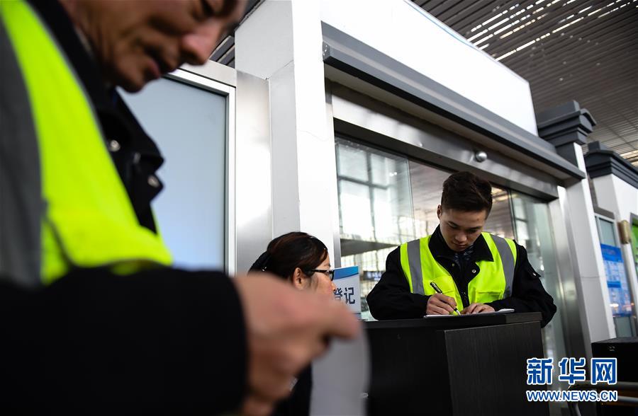 （關(guān)注春運(yùn)·圖片故事）（3） 奔跑吧！高鐵送餐小哥