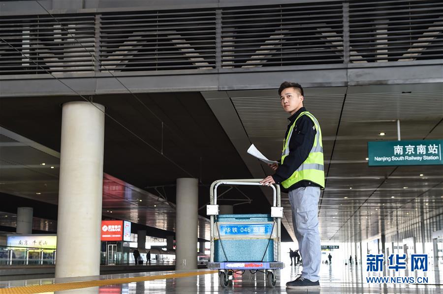 （關(guān)注春運(yùn)·圖片故事）（7） 奔跑吧！高鐵送餐小哥