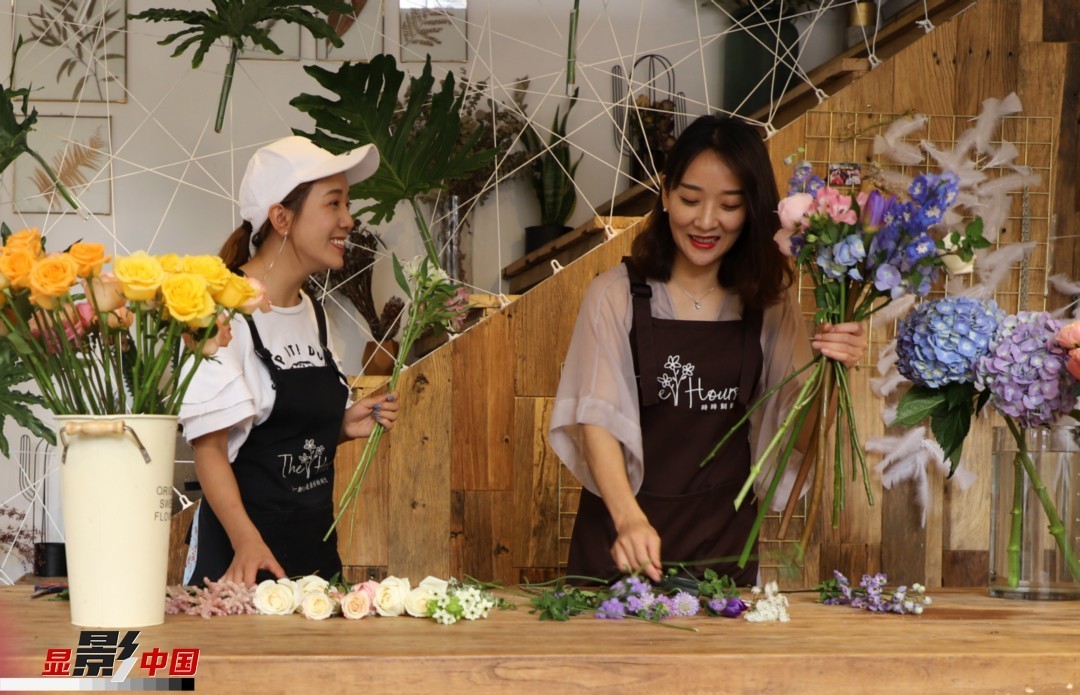 “昆明是鮮花的原產(chǎn)地，有亞洲最大的鮮切花交易市場(chǎng)，可以說(shuō)具備開(kāi)花店的天時(shí)地利；另外和很多女孩一樣，我從小也就有開(kāi)花店的夢(mèng)想！”說(shuō)起當(dāng)初的決定，王黎媛說(shuō)一是因?yàn)閴?mèng)想，另外也跟昆明這個(gè)城市產(chǎn)花、賣(mài)花的“基因”有關(guān)。圖為王黎媛和同事在制作花束。新華網(wǎng) 周亞平/攝 念新洪/文