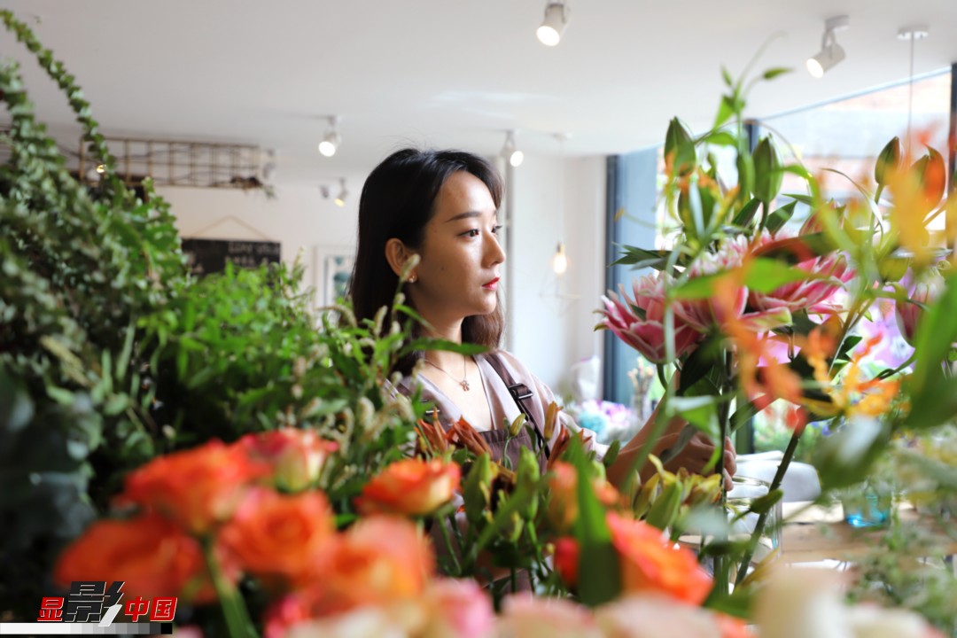 每天和花打交道是一個(gè)幸福的職業(yè)，但同時(shí)也充滿壓力和挑戰(zhàn)，“花在呈現(xiàn)給客人的那一瞬間是美好的，但前面的每一個(gè)步驟都是很辛苦的?！蓖趵桄抡f(shuō)，花藝是最原始的手工藝產(chǎn)品，沒(méi)有辦法機(jī)械化、流程化和規(guī)模化，必須要用雙手一點(diǎn)點(diǎn)地賦予其生命和美感。圖為王黎媛在挑選制作花束的鮮花。新華網(wǎng) 周亞平/攝 念新洪/文