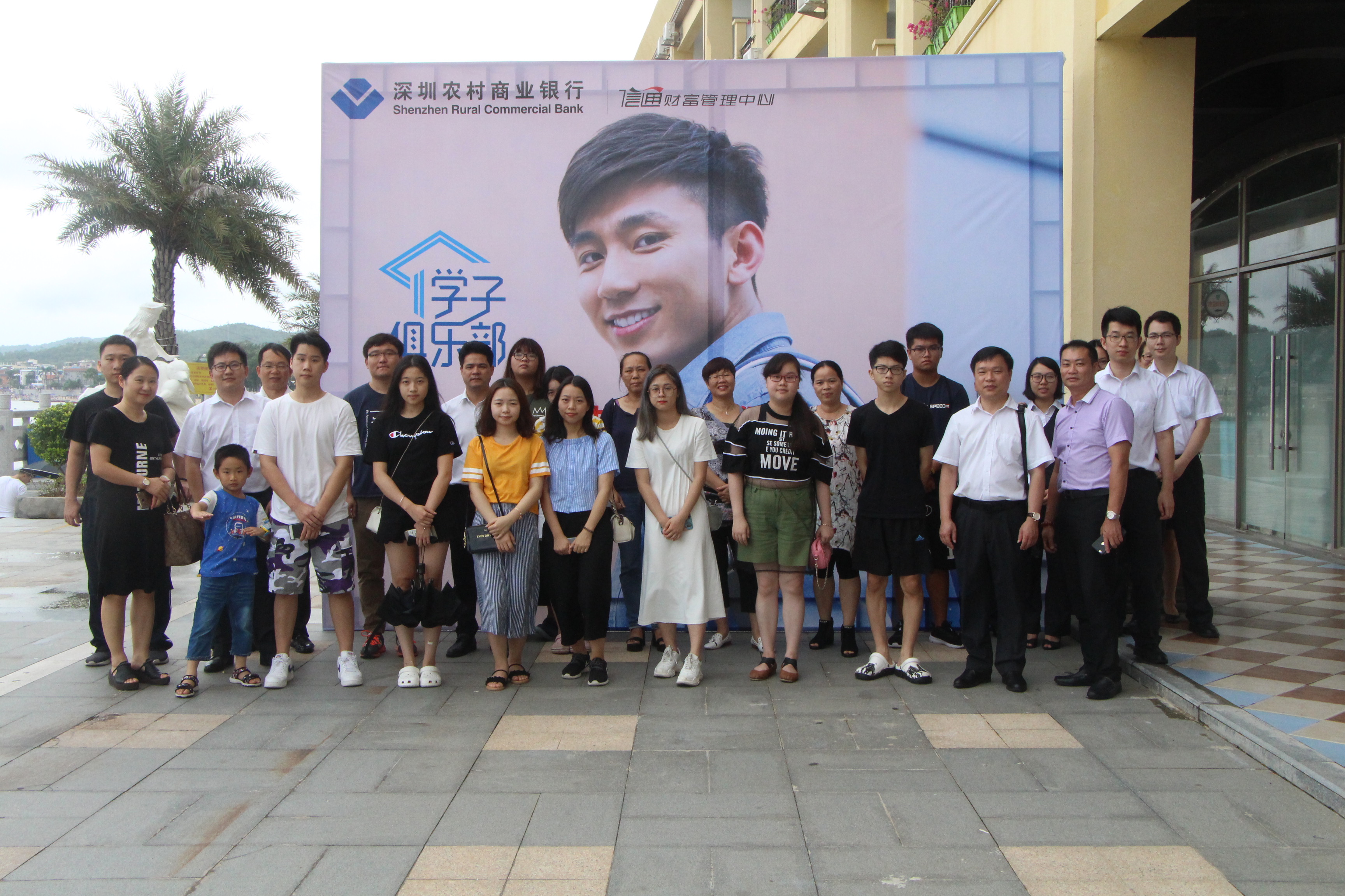 十年寒窗苦泛舟，終得梅花撲鼻來