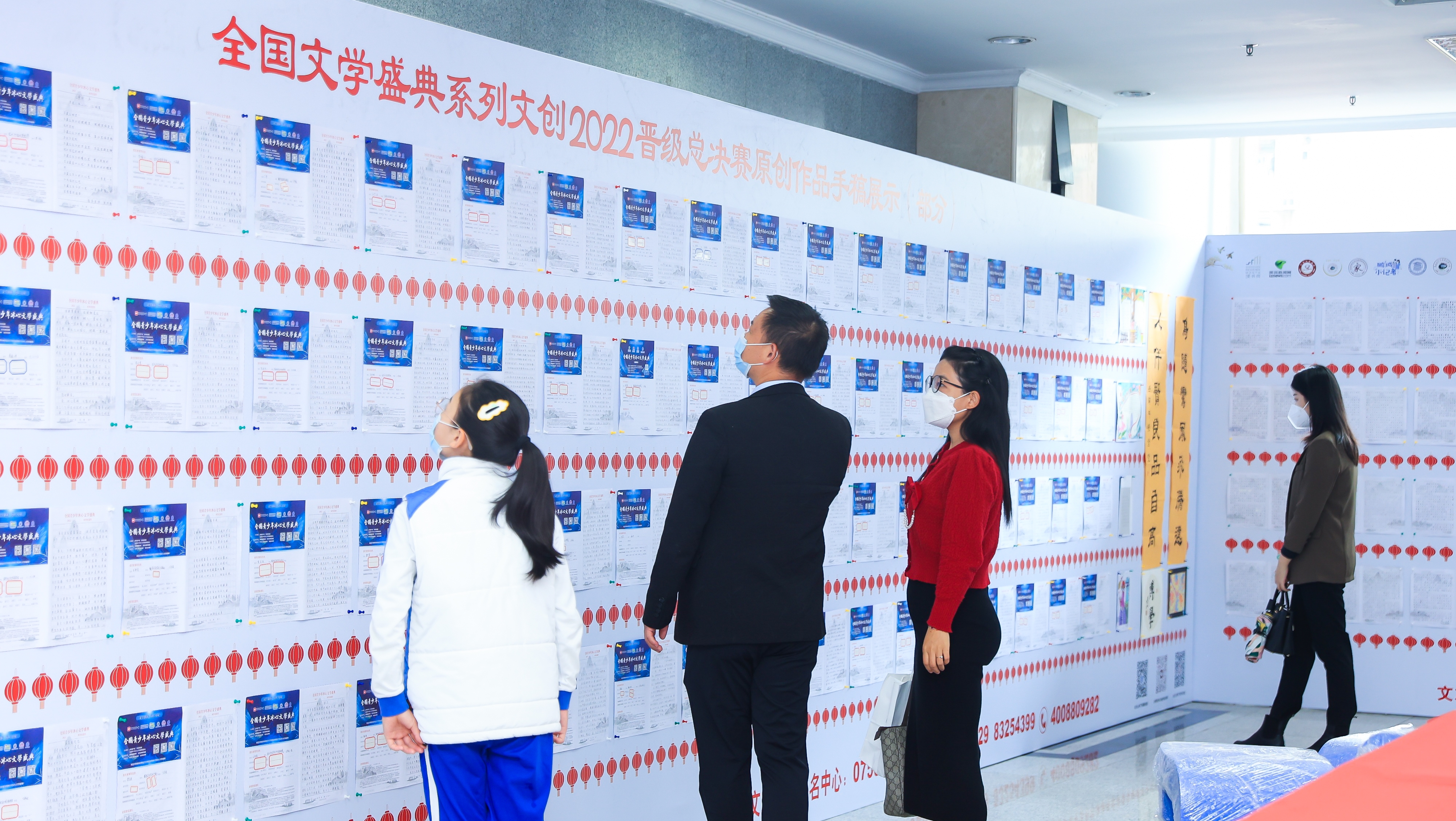 與會(huì)的領(lǐng)導(dǎo)嘉賓、師生文友共同走進(jìn)全國(guó)文學(xué)盛典年度慶典現(xiàn)場(chǎng)展示區(qū)